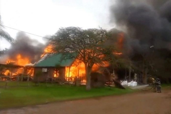 Seis cabañas destruidas por un incendio en Colón: pérdidas totales