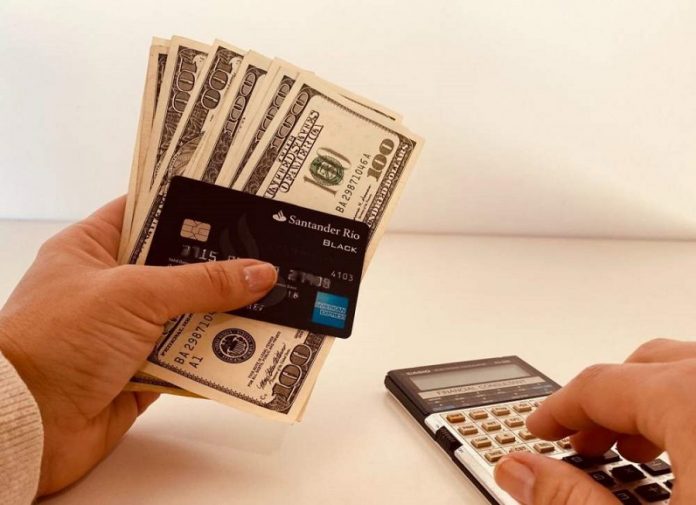 El BCRA habilitó el pago de sueldos en dólares en el sector privado