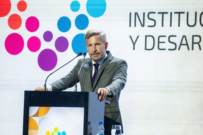 Frigerio ante empresarios: reforma previsional y promesa de bajar impuestos