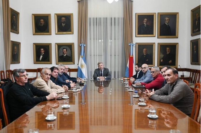 Frigerio y los gremios de Granja Tres Arroyos: 900 trabajadores sin cobrar desde abril
