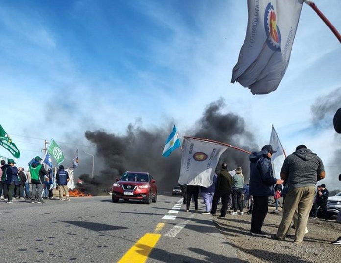 Protesta en la Autovía 14 por despidos en dos empresas de Gualeguaychú