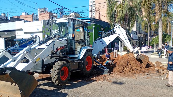 El EDOS rompió calles en el centro para encontrar la falla que bajó la presión del agua