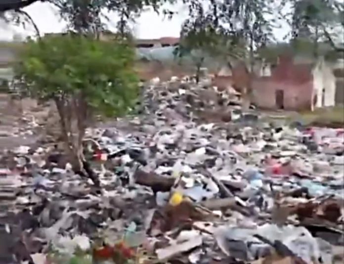 Basural a cielo abierto en el ex Pindapoy, a dos cuadras del Corsódromo