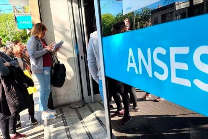 AUH creció mientras caen las asignaciones de trabajadores formales