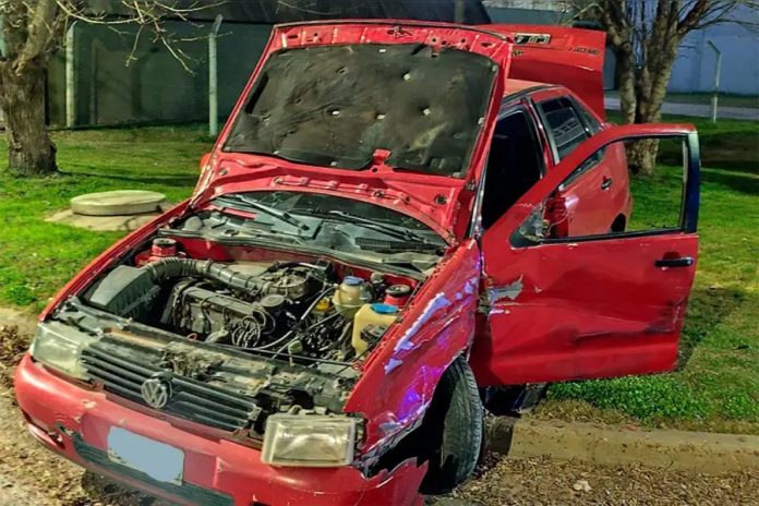 Robó un auto en Crespo, chocó contra un camión y escapó a pie