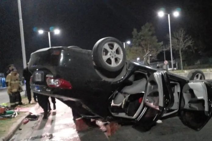 Volcó en un acceso a Paraná y quedó atrapado: lo rescataron los bomberos