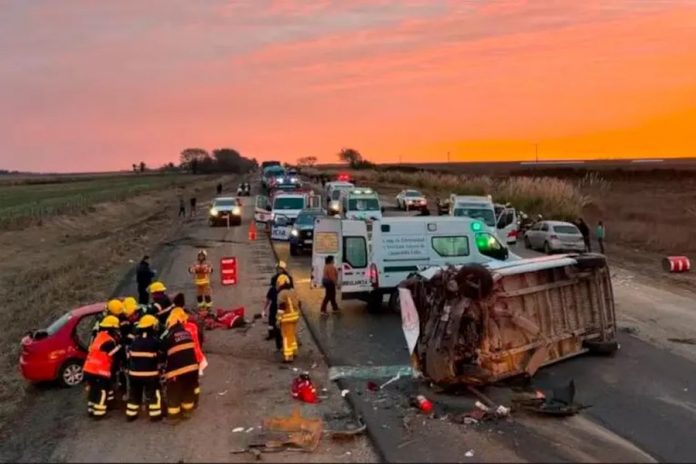 Dos muertos en choque entre un auto y un minibús con equipo de fútbol infantil