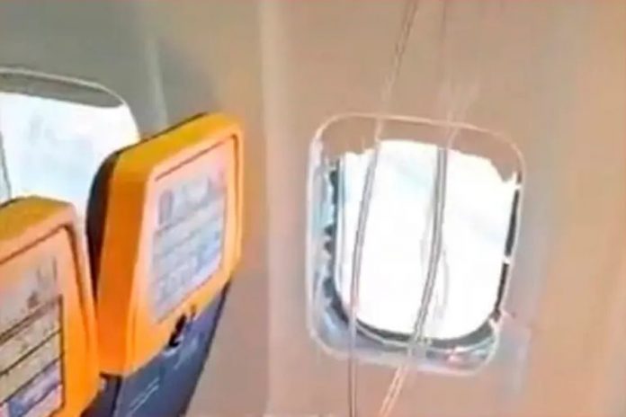 Terror en pleno vuelo: una ventanilla se rompió y un pasajero quedó con la cabeza afuera