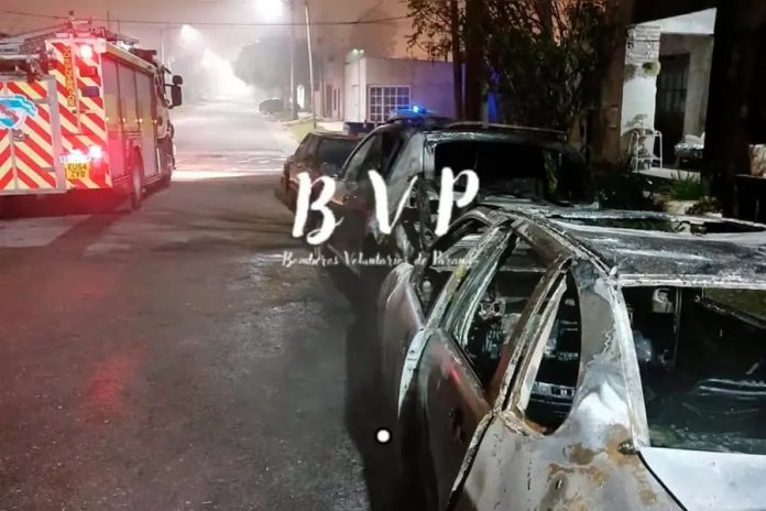 Tres vehículos incendiados en Colonia Avellaneda: uno quedó destruido