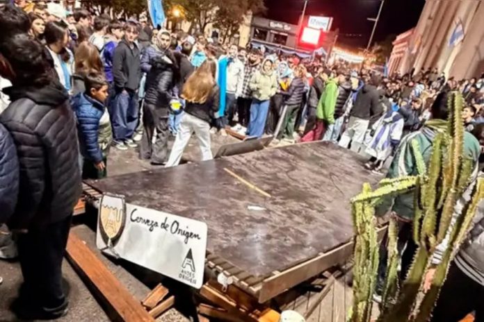 Festejos del Mundial en Concepción del Uruguay: cayó una pérgola y hubo incidentes