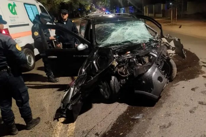Chocó contra un árbol en Concordia: joven de 25 años con fractura de fémur y alcohol en el auto