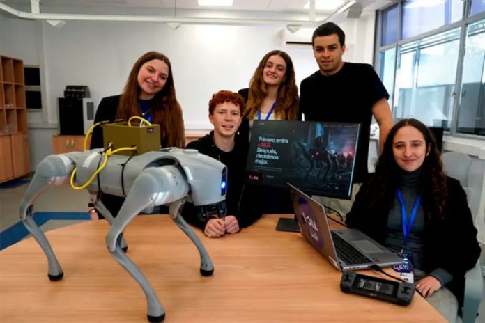 Cinco secundarios crearon un perro robot para rescates en incendios