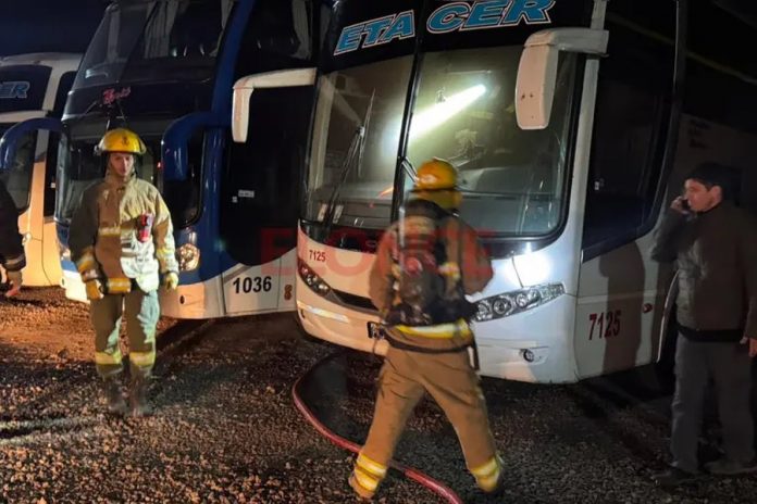 Se incendió un colectivo de larga distancia en un galpón de Paraná