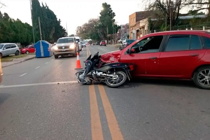 Giro en U sobre doble amarilla: dos jóvenes heridos en avenida Zanni
