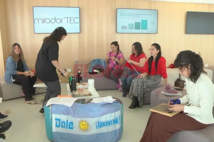 Tejido solidario en Paraná: voluntarios confeccionan mantas para el invierno