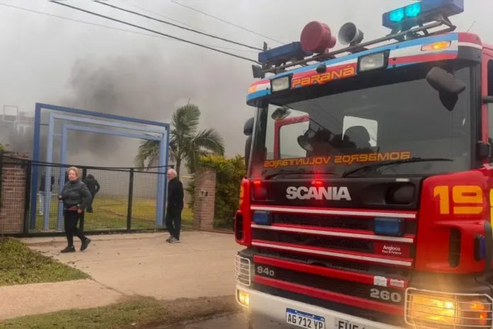 Incendio en un salón de eventos sobre av. de las Américas en Paraná