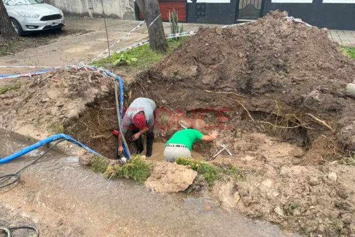 Paraná: reparan un caño roto y el agua volvería al mediodía