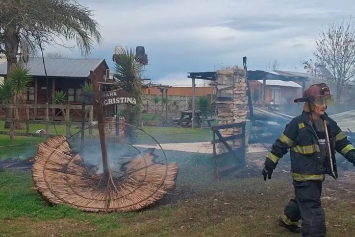 Incendio arrasó seis cabañas turísticas en Colón