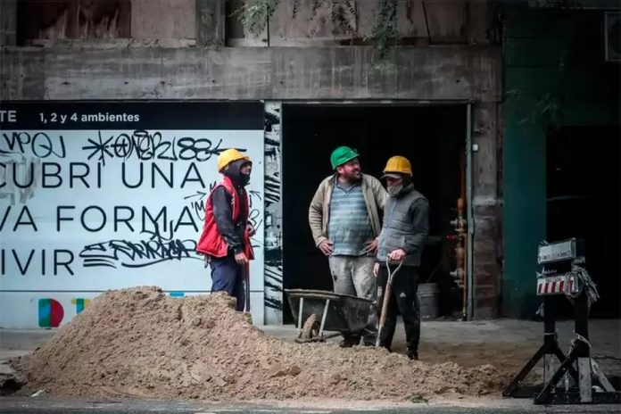 Una de cada seis empresas despidió personal en el último trimestre de 2025