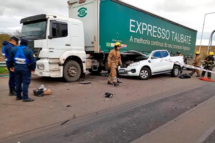 Dos muertos en Ruta 14: choque entre camioneta y camión cerca del peaje Yeruá