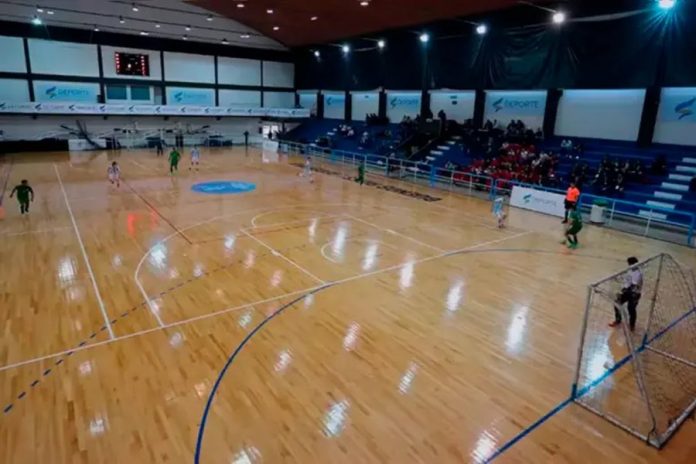 Golpeada al separar una pelea: $24 millones para la profesora