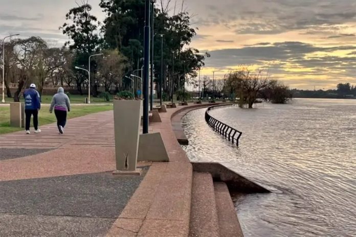 El río Uruguay tapa las playas de Concordia y apunta a los 9 metros