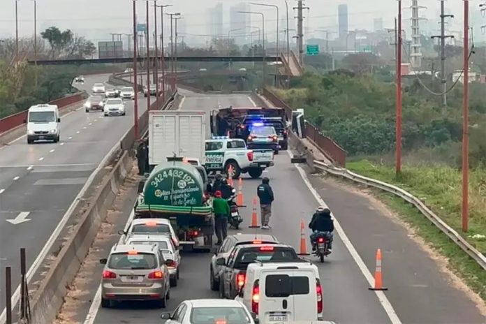 Volcó una camioneta en la Ruta 168 y el tránsito quedó restringido