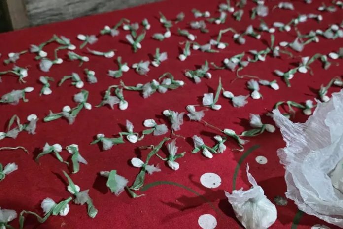 Huyó con una bolsa, entró a casa ajena y tenía 158 dosis de cocaína