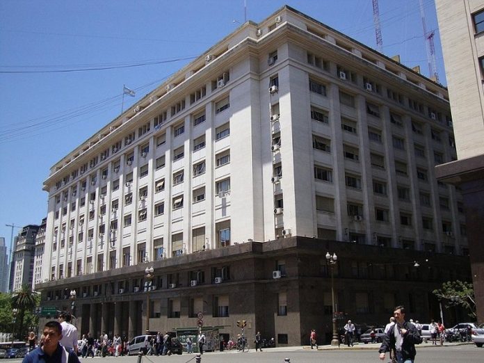 Superávit en el semestre, pero junio cerró en rojo: las cuentas nacionales