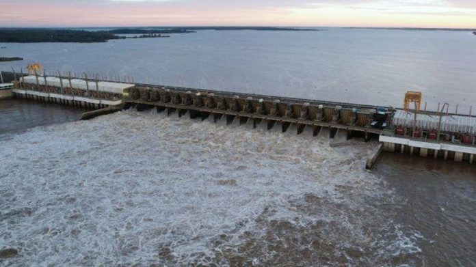 Salto Grande opera con normalidad pese al ojo puesto en El Niño
