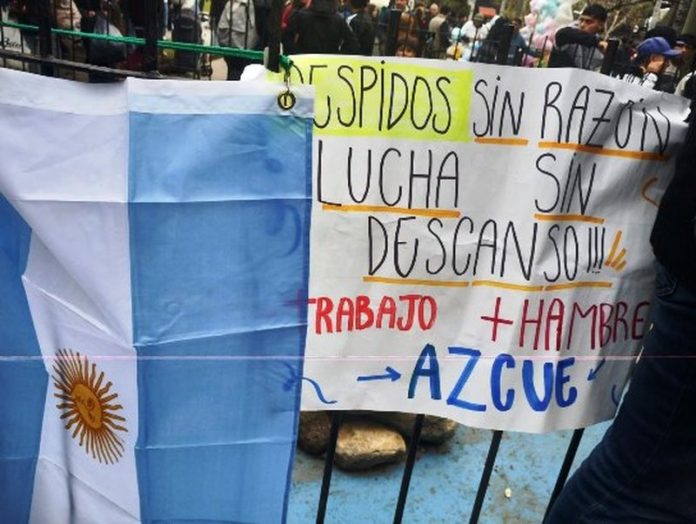 ATE protestó con afiches en el recibimiento a Senesi por despidos municipales