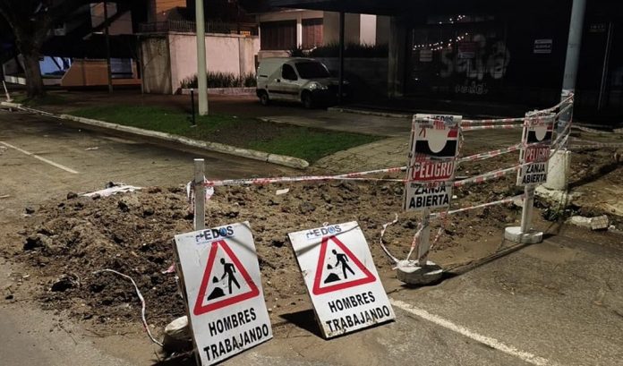 Motociclista hospitalizado tras chocar un montículo de obra en Eva Perón