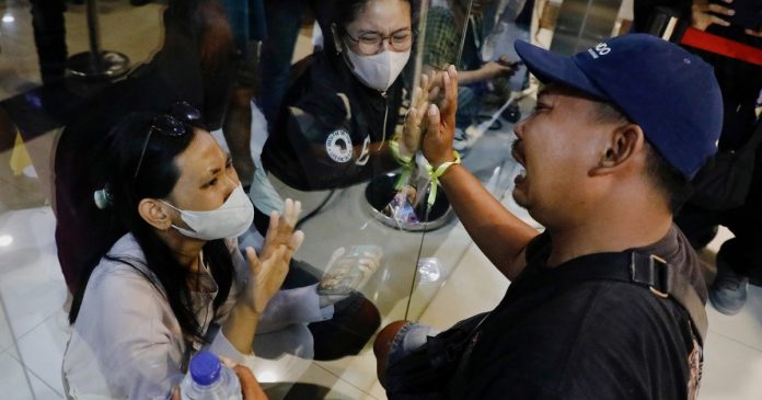Ferry en llamas en Indonesia: 5 muertos y el caos de no saber cuántos cayeron al mar
