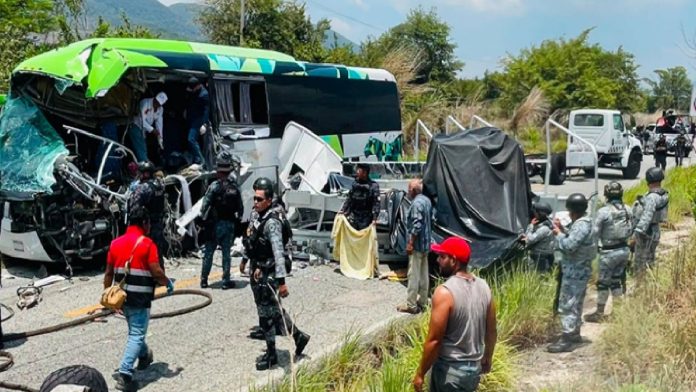Una menor muerta y 22 heridos en choque en Chiapas, México