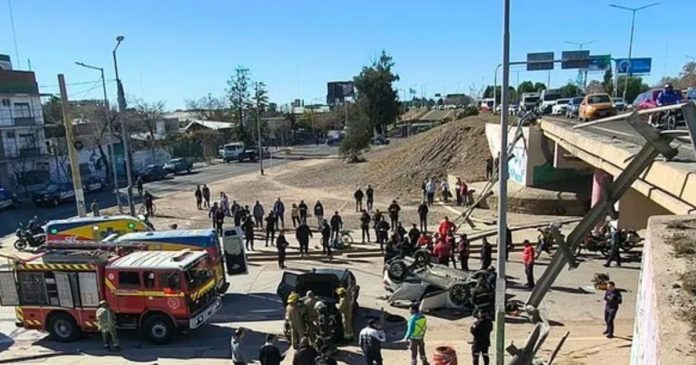 Tragedia en Mendoza: dos autos cayeron de un puente y hubo un muerto y seis heridos