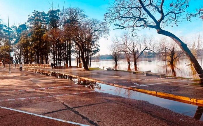El río Uruguay sube y corta calles en zonas bajas de la ciudad