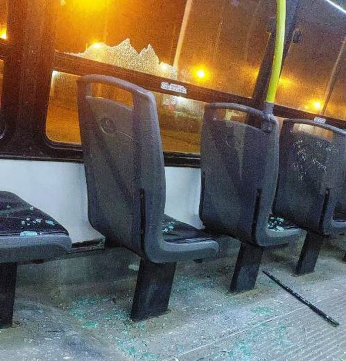 Piedrazos a colectivos: heridos, vidrios rotos y sin control