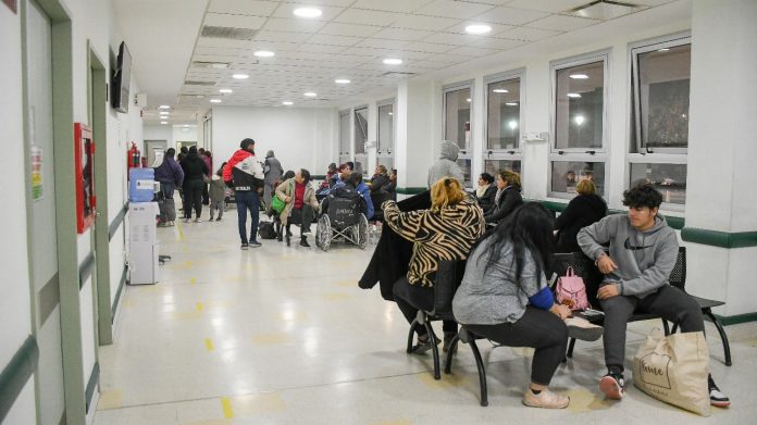 Milei reglamentó el cobro de atención médica a extranjeros no residentes