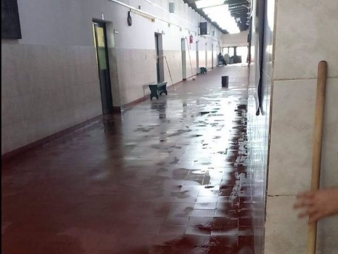 18 días después del temporal, la Escuela N°17 sigue sin techo reparado