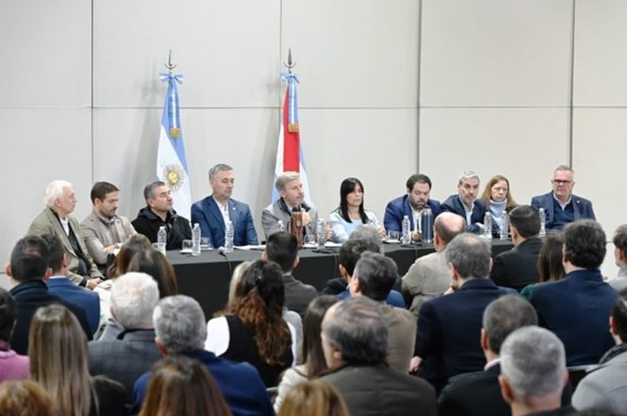 Frigerio les pidió a sus 400 funcionarios salir a defender la gestión