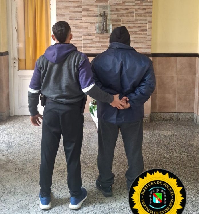 Estafa con cheques robados en Concordia: allanamientos, armas y un detenido