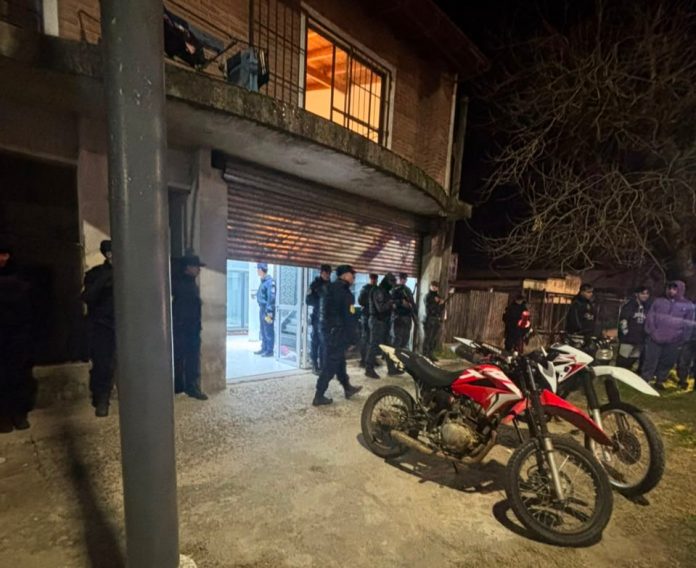 Droga, arma y una amenaza: dos allanamientos y un detenido en Concordia