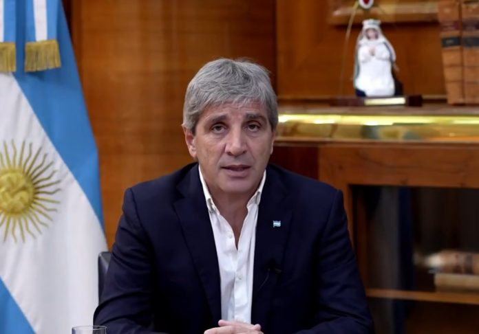 Caputo sube $50.000 millones los reintegros de IVA para PyMEs