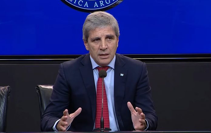 Caputo flexibiliza préstamos en dólares para empresas