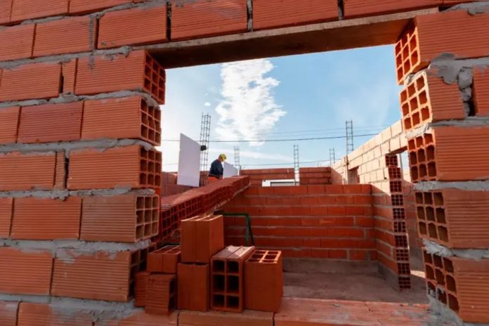 Tener casa propia en Argentina: casi 23 años de sueldo
