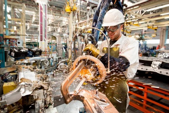 Industria y construcción crecieron en junio, pero retroceden en el año