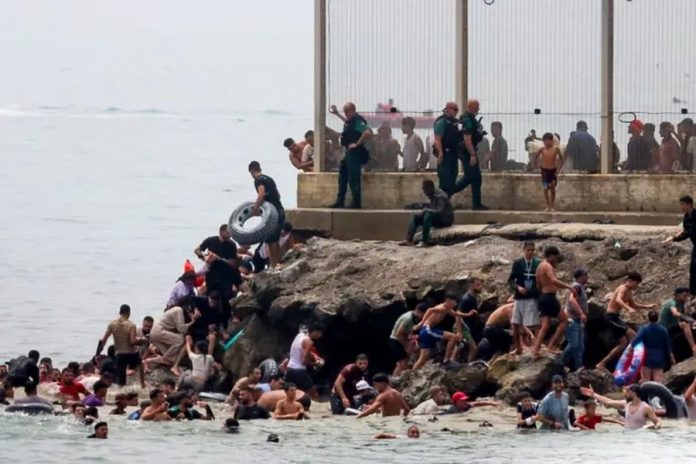 40.000 migrantes intentaron cruzar a Ceuta: 11 muertos y redes sociales en el ojo de la tormenta