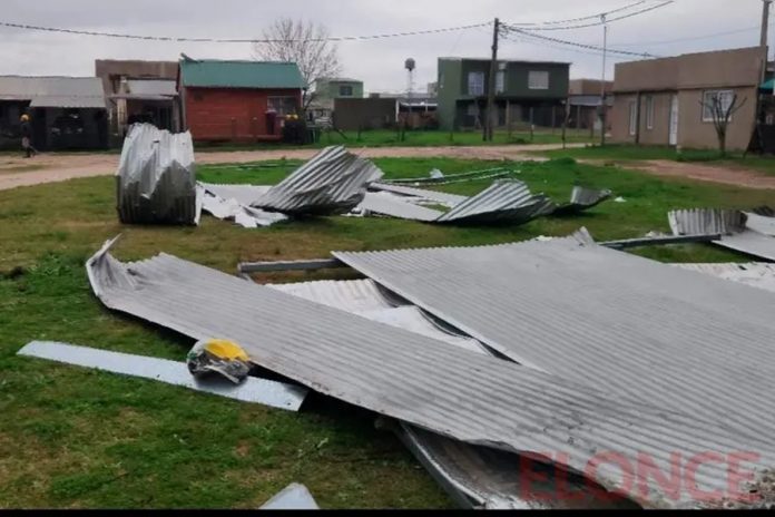 Temporal en Ibicuy: cinco techos volados, postes caídos y el Polideportivo dañado