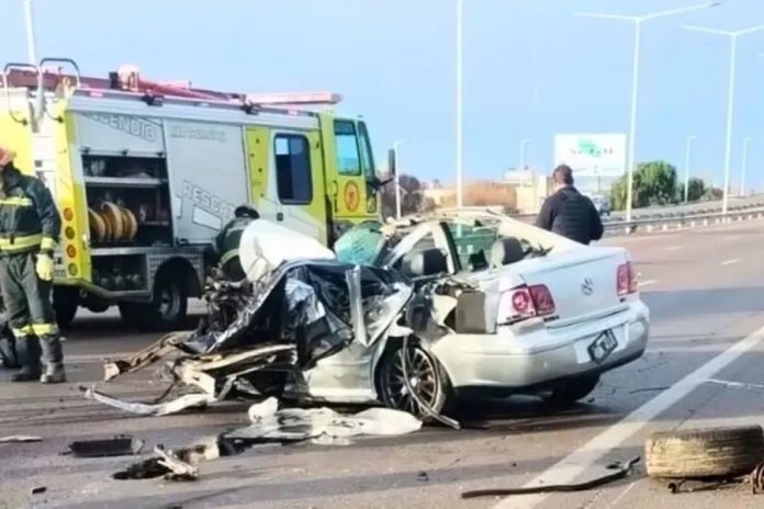 Un muerto y tres heridos en un choque entre auto y colectivo en Mendoza