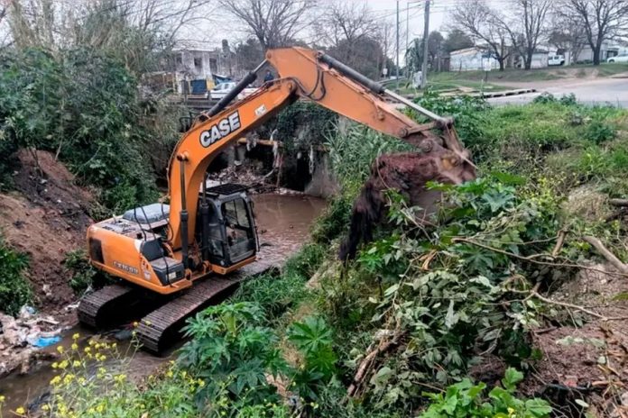 Paraná limpia arroyos y alcantarillas ante el riesgo de anegamientos